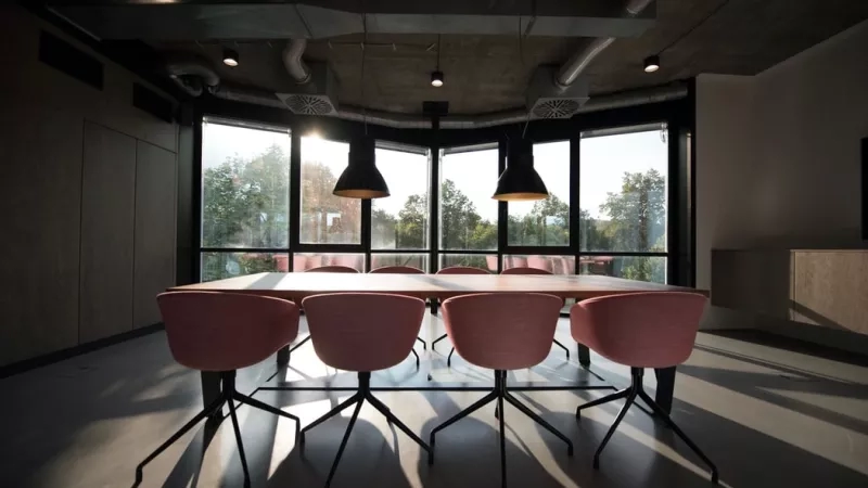 Pink chairs around a table in a meeting room at the 25hours Hotel Zurich West.