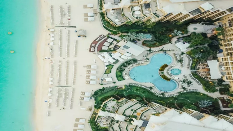 The Ritz-Carlton Grand Cayman features a pool, beach, and luxury accommodations.