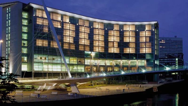 Lowry Hotel with bridge in front of the building and a water body beside the bridge.